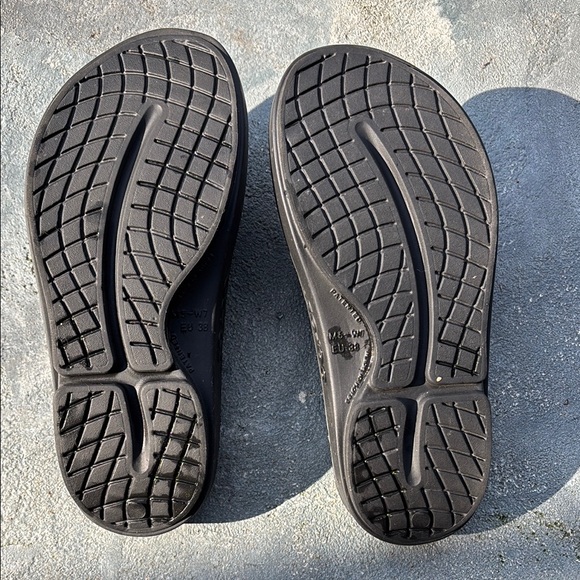 Oofos Black Slide Sandals - Picture 4 of 5